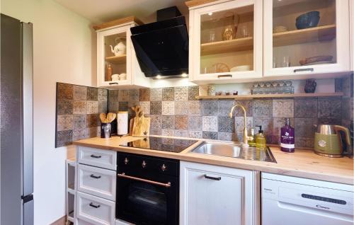 virtuve, Stunning Home In Augustanovec in Pisarovina