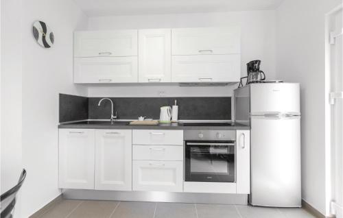 virtuve, Stunning Home In Lupoglav With Wifi in Lesišćina