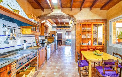virtuve, Gorgeous Home In Cartagena in Los Diaz