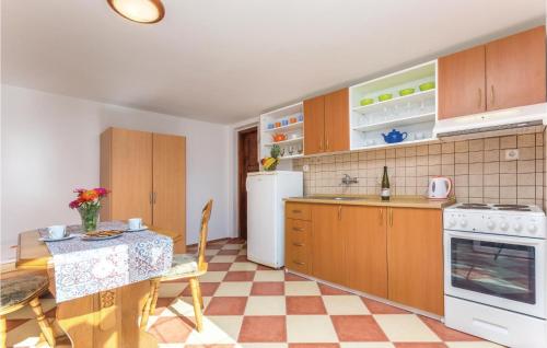virtuve, Beautiful Studio In Labin With Swimming Pool in Diminici