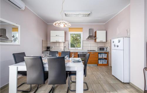 virtuve, Awesome Home In Sorici-Kanfanar in Sorici