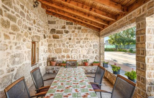 Viesnīcas āriene, Awesome Home In Unesic in Unešić