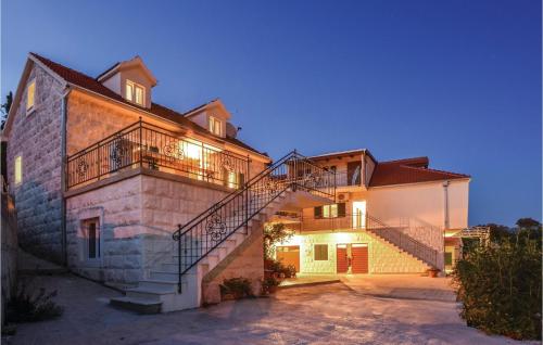 10 Bedroom Beautiful Home In Kucice