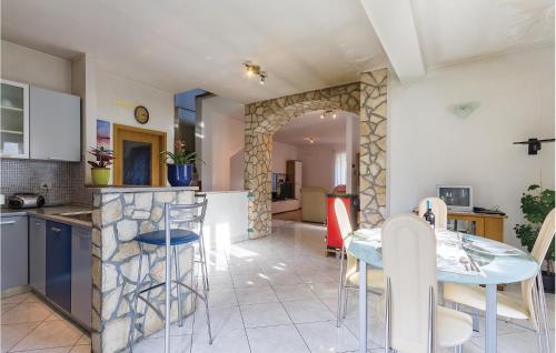 virtuve, Stunning Home In Plomin With Wifi in Vozilici