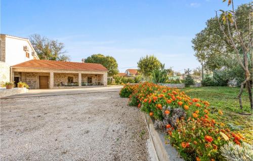 Viesnīcas āriene, Awesome Home In Unesic in Unešić
