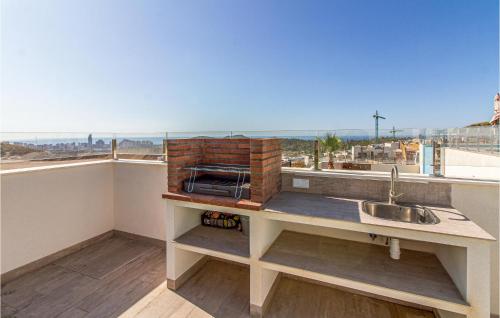 Amazing home in Finestrat w/ Outdoor swimming pool WiFi and Outdoor swimming pool - image 8