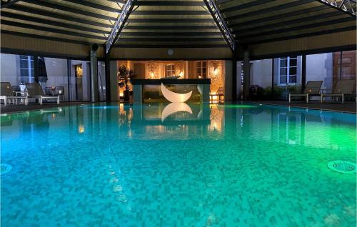 Peldbaseins, 1 Bedroom Awesome Apartment In Saint-Affrique in Saint-Affrique (Midi-Pyrenees)