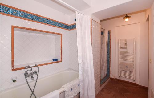 Six-Bedroom Holiday Home image 10