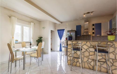 virtuve, Stunning Home In Plomin With Wifi in Vozilici
