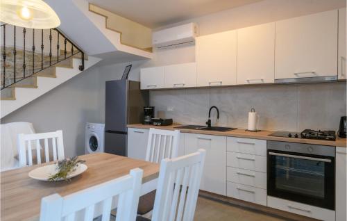 virtuve, Amazing Home In Susnjevica With Wifi in Kozljak