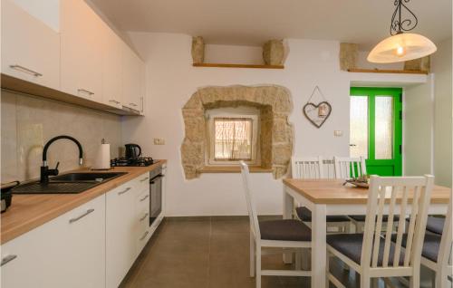 virtuve, Amazing Home In Susnjevica With Wifi in Kozljak