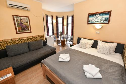 1 queen bed, 1 sofa bed