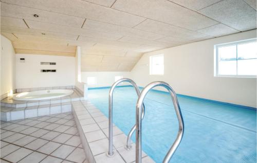 ห้องน้ำ, Stunning Home In Blavand With Sauna in ไวเออร์ส สทรันด์