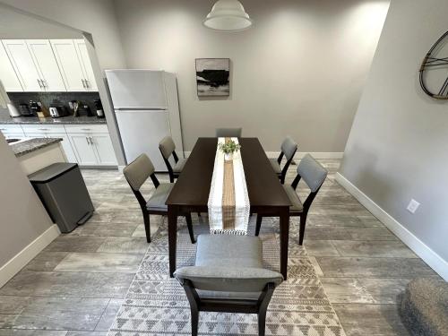 Charming 2BR Near Downtown & Attractions