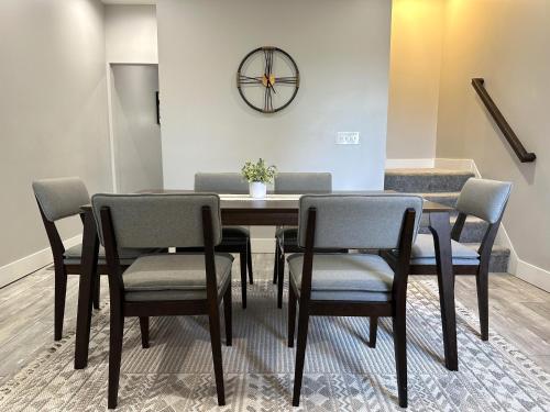 Charming 2BR Near Downtown & Attractions