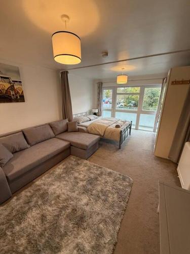 1st floor studio flat in Crawley! Close to Gatwick 1