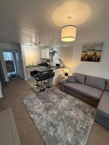 1st floor studio flat in Crawley! Close to Gatwick 3