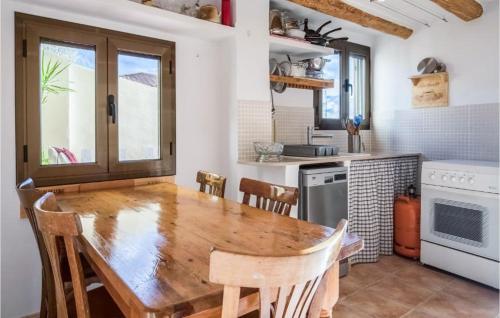 Konyha, 4 Bedroom Lovely Home In El Masroig in Els Guiamets