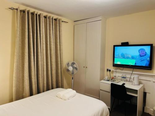 The Oval House - image 2