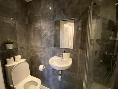 The Oval House - image 9