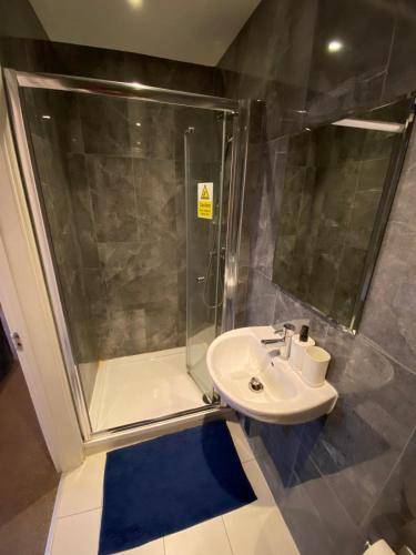 The Oval House - image 3