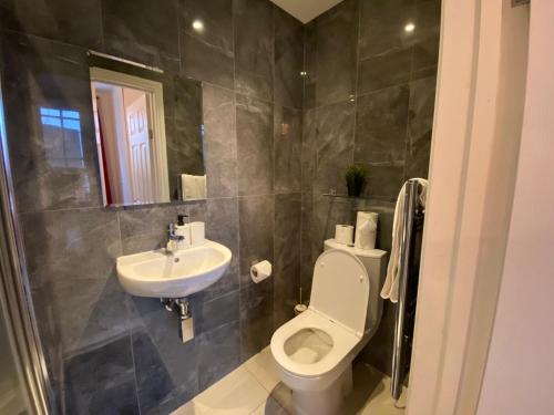 The Oval House - image 7