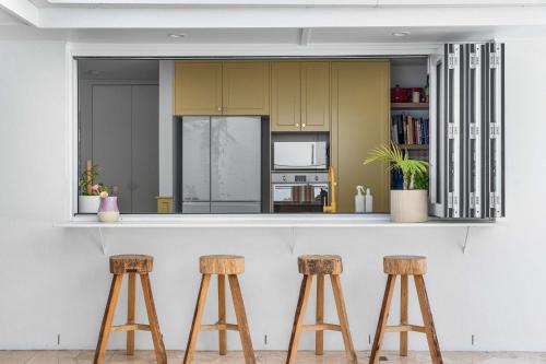 Casa Curlew by Sojourn Stays - Burleigh Resort Living in Burleigh Waters