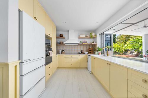 Casa Curlew by Sojourn Stays - Burleigh Resort Living in Burleigh Waters
