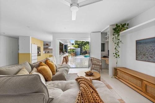 Casa Curlew by Sojourn Stays - Burleigh Resort Living in Burleigh Waters