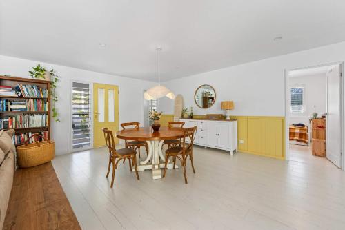 Casa Curlew by Sojourn Stays - Burleigh Resort Living in Burleigh Waters