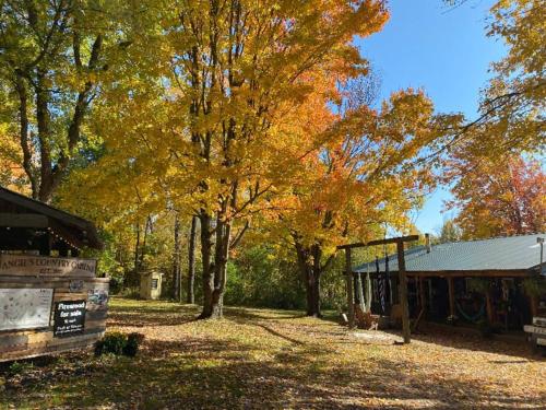 Angies Country Cabins Bed & Breakfast in Fredonia, USA