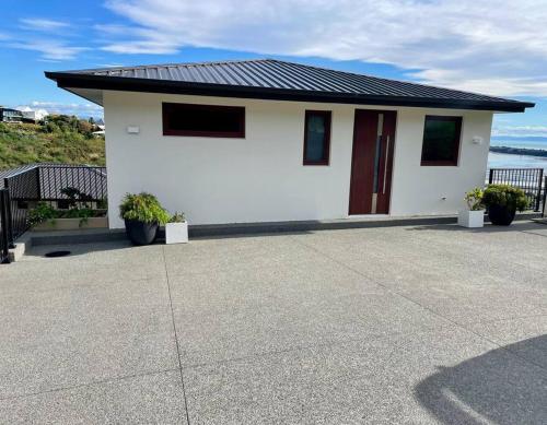 Stunning sea, city & mountain views, 2 bedroom home, free parking, in brand new condition in Mount Pleasant