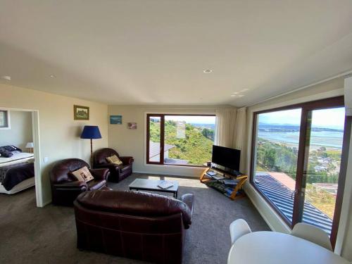 Stunning sea, city & mountain views, 2 bedroom home, free parking, in brand new condition in Mount Pleasant