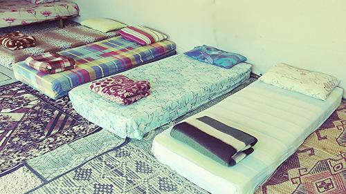 1 double bed, 6 twin beds