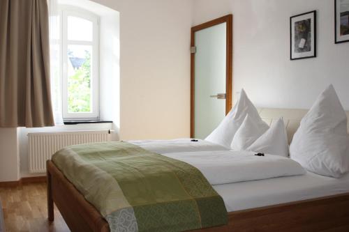 Hotel- Weingut- Moselloreley 1.1km von Minheim entfernt