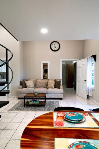 Oakridge Apartment in Billy White