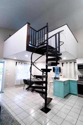 Oakridge Apartment in Billy White