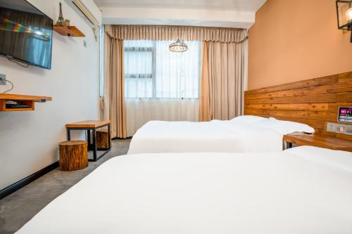 1 double bed, 1 twin bed