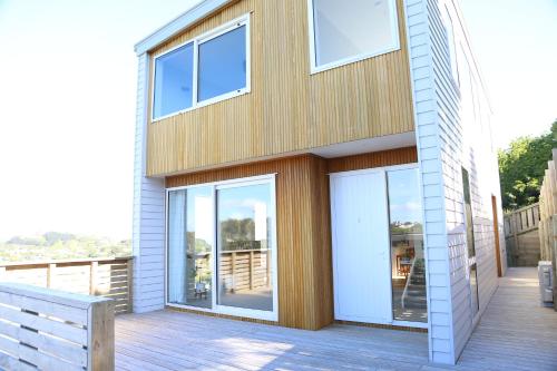 Skyline Vista - Entirely New House with Luxe Views, Espresso, Netflix & Free Parking — other in 6 Silvereye Way, Wellington New Zealand, 6037