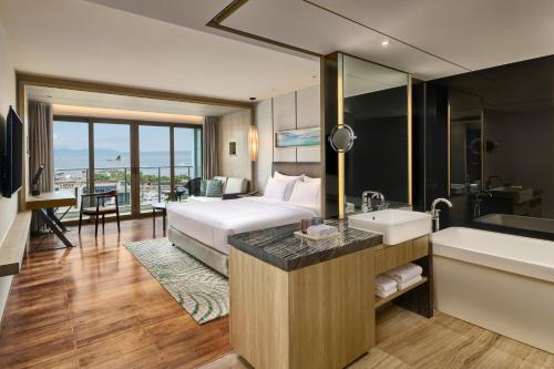 Deluxe King Room with Sea View room in Kingkey Palace Hotel Shenzhen