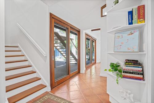 Driftwood Beach House at Rainbow Beach with Pool Aircon Wifi