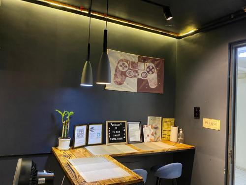 EL MEIR STAYCATION SMART CINEMA CABIN BESIDE ENCHANTED KiNGDOM in ลากูน่า