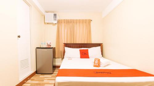 RedDoorz near PNR Espana Station, Manila