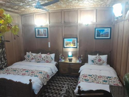 Swan Group of Houseboats Golden Dal Lake - image 4