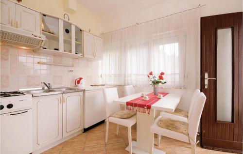 Cozy Apartment In Vlasici With Wifi