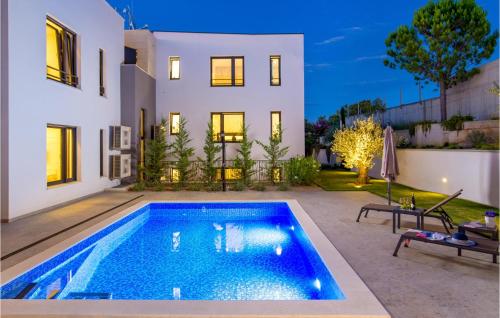 Úszómedence, 2 Bedroom Nice Apartment In Malinska in Zidarici