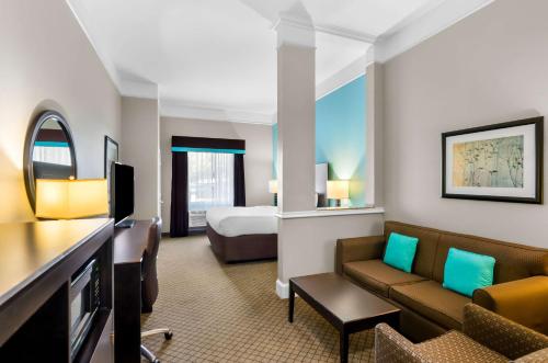 Comfort Suites Katy - image 13