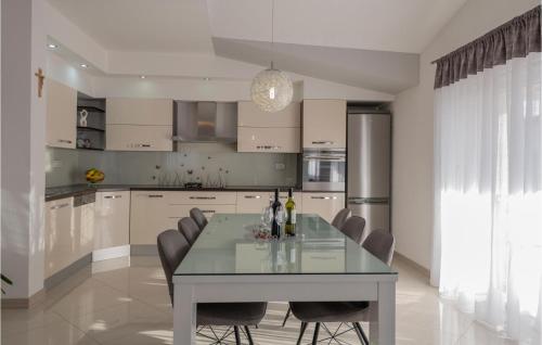virtuve, Amazing Home In Gornji Vinjani in Gornji Vinjani
