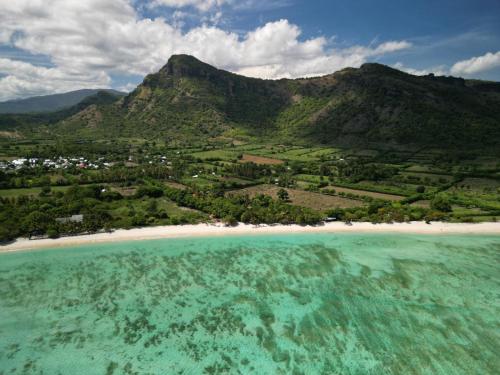 Scar Reef Resort - Beachfront Paradise HALF BOARD or NIGHT STAY in Beru