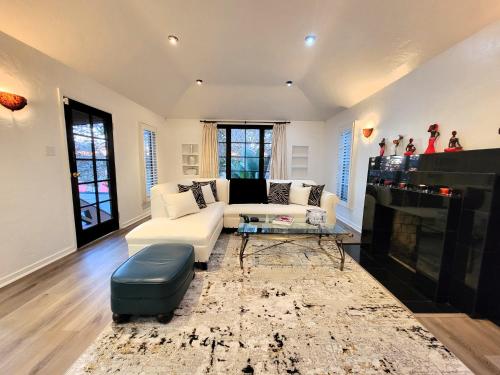 3 bedroom top story apartment near Pico blvd in Los Angeles, USA
